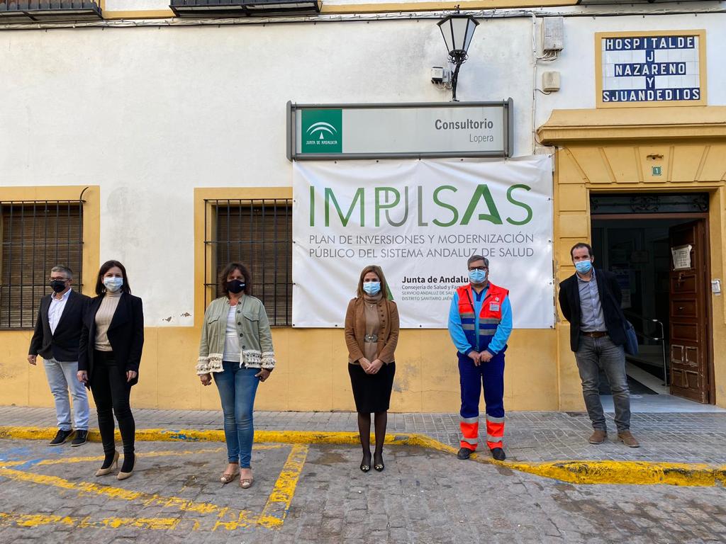 La alcaldesa, Isabel Uceda, Catalina García y Trinidad Rus con profesionales sanitarios. 