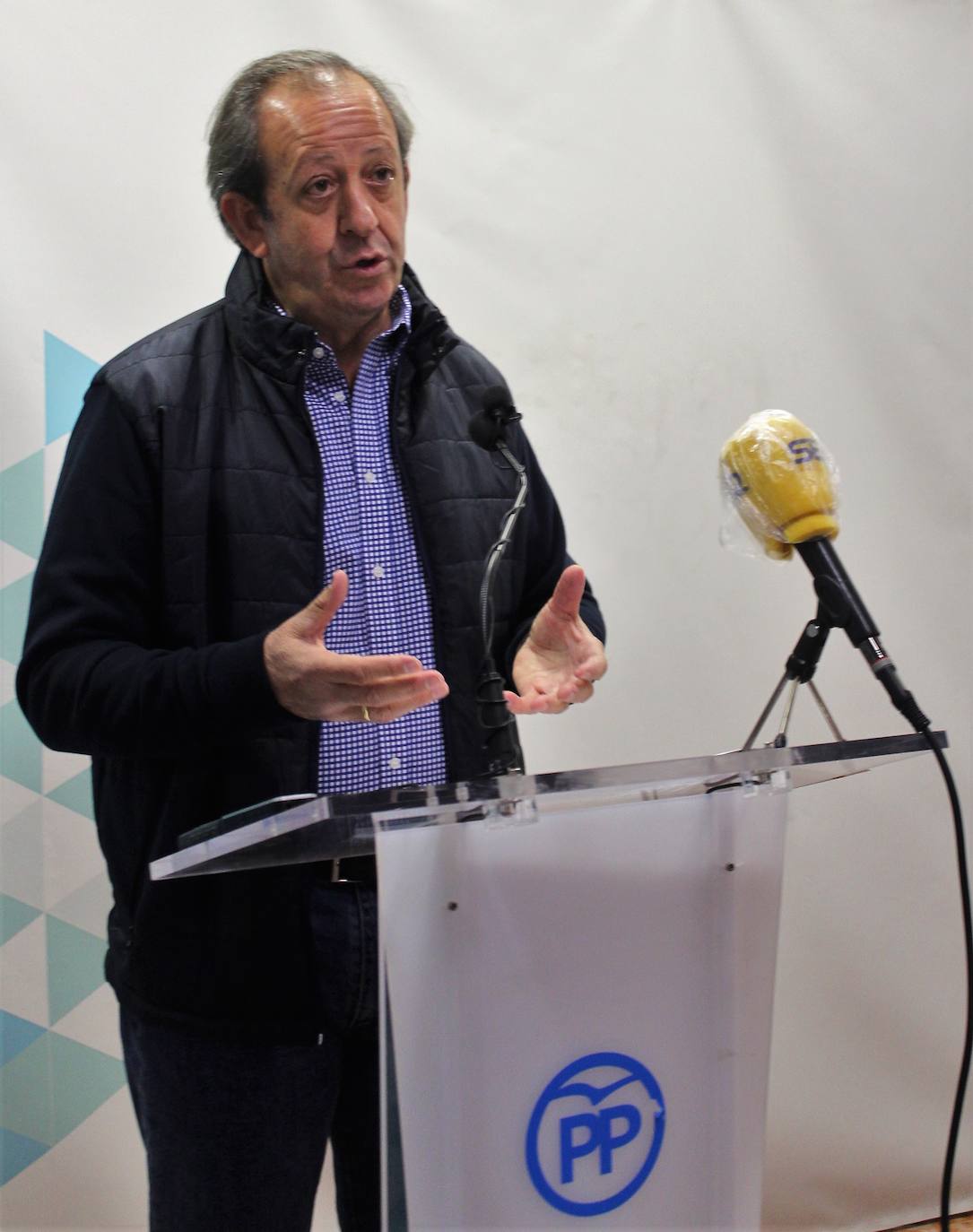 Francisco Carmona, durante su comparecencia de ayer para explicar su posicionamiento sobre el tema de los Presupuestos 