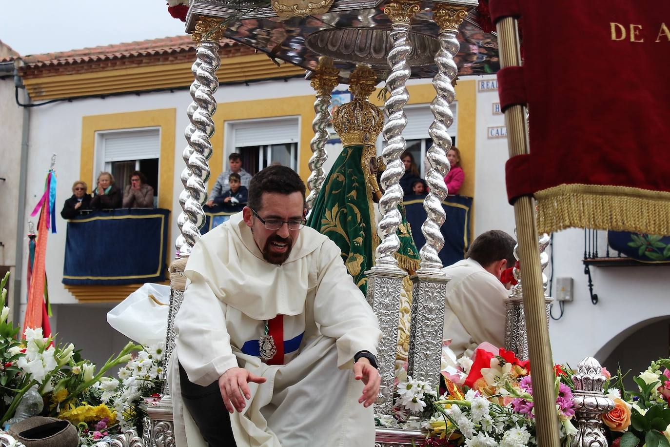 Padres trinitarios subidos a las andas en la procesión del último domingo de abril. 