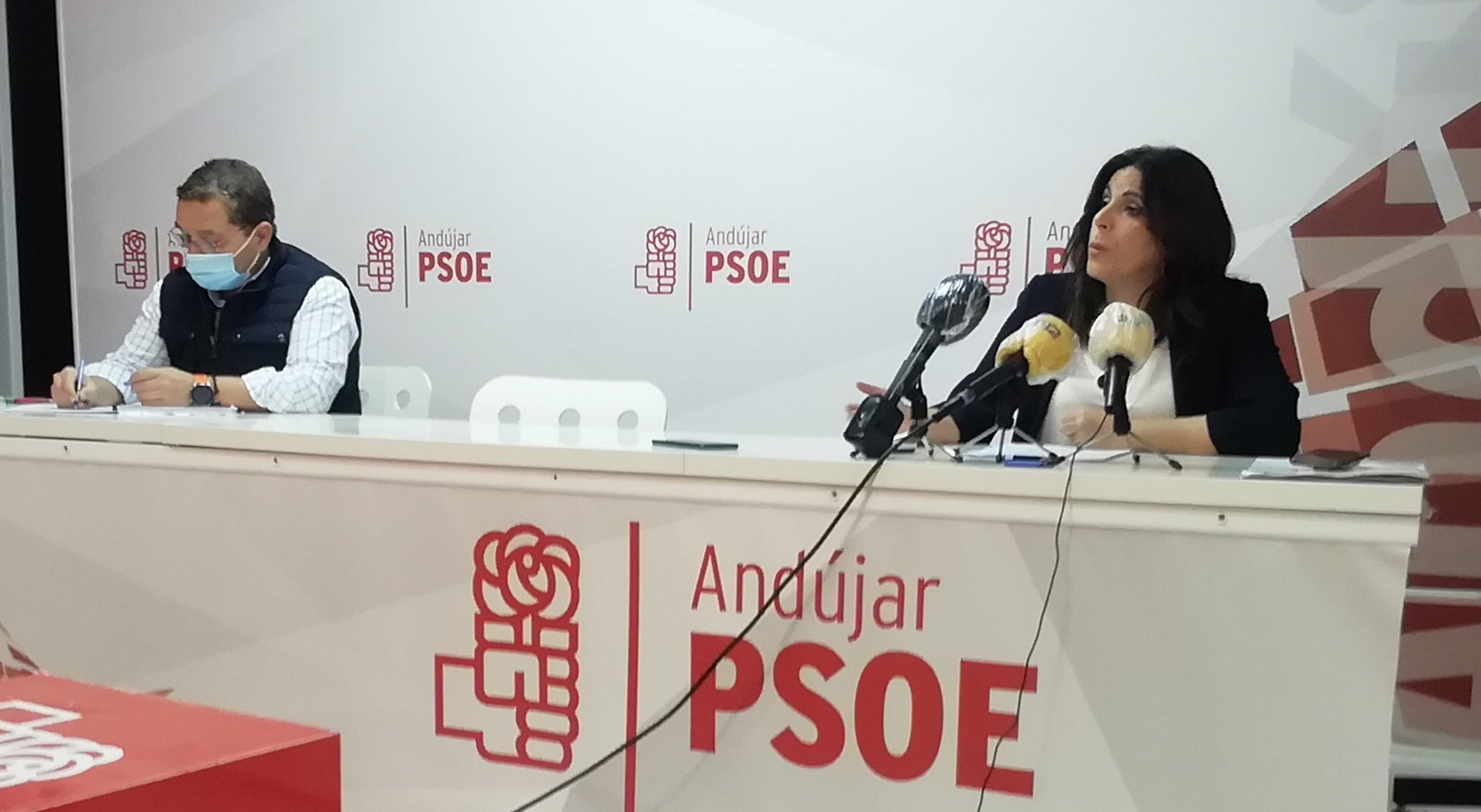 Paco Huertas y Ángeles Férriz en la sede iliturgitana del PSOE para hacer balance de los Presupuestos de la Junta para 2021. 