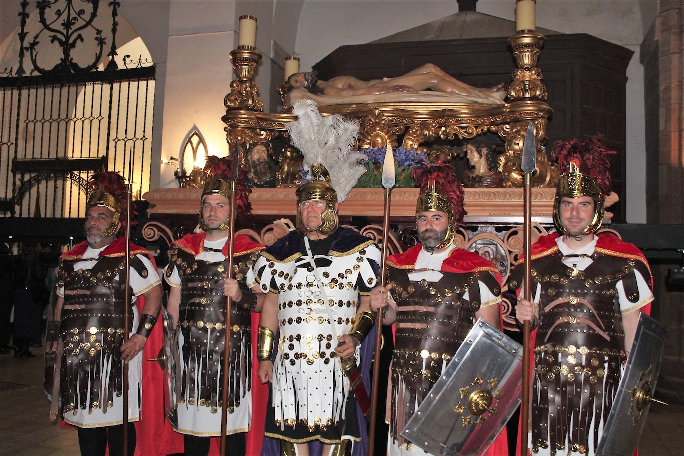 Soldados romanos custodian al Cristo Yacente antes de su salida procesional del Viernes Santo. 