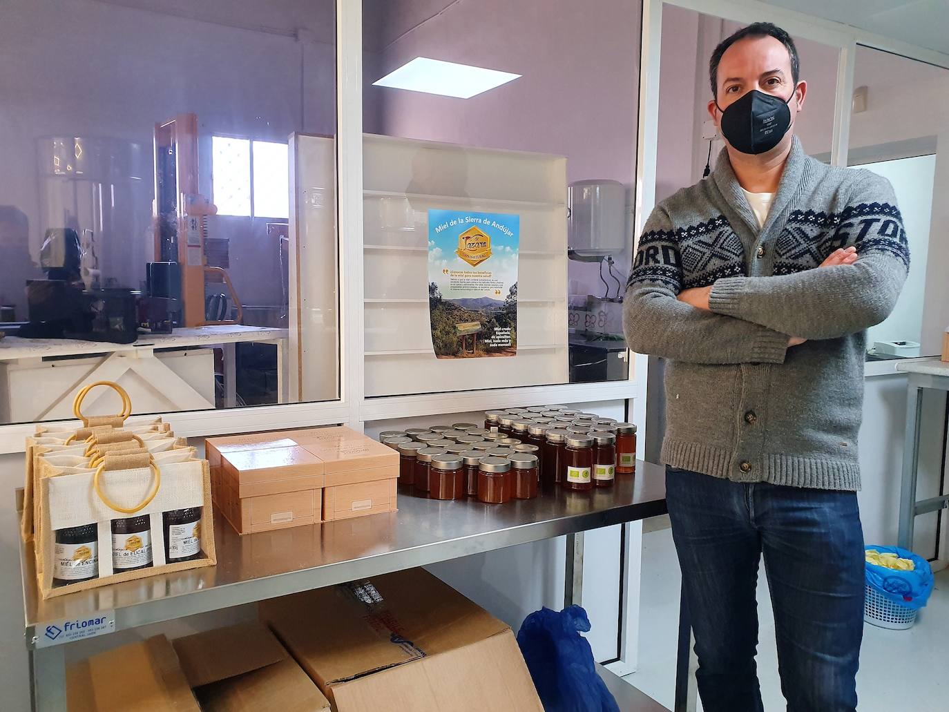Cuatro generaciones de apicultores se aplican una extracción esmerada