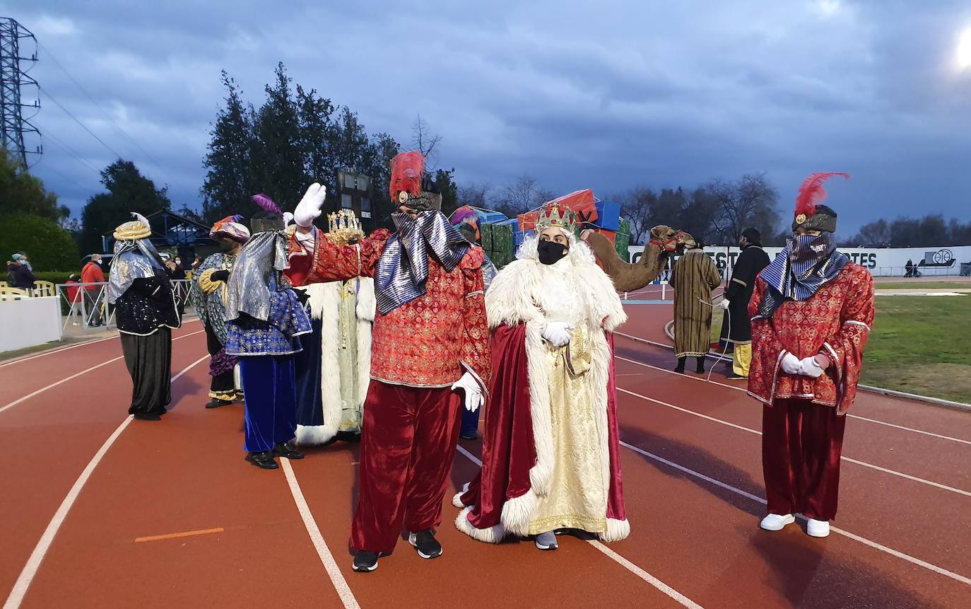 La comitiva del rey Melchor saluda a la gente que se congregA por pases en el campo de fútbol. 