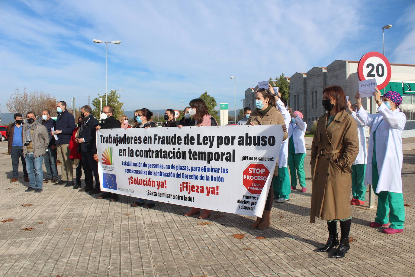 Empleados del hospital y los alcaldes durante la protesta del pasado día 17 de diciembre a las puertas del hospital. 