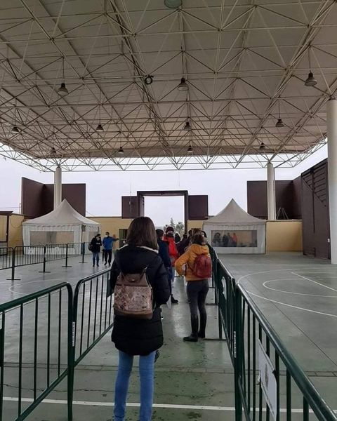 Ciudadanos a la espera de hacerse la prueba en el pabellón ferial. 