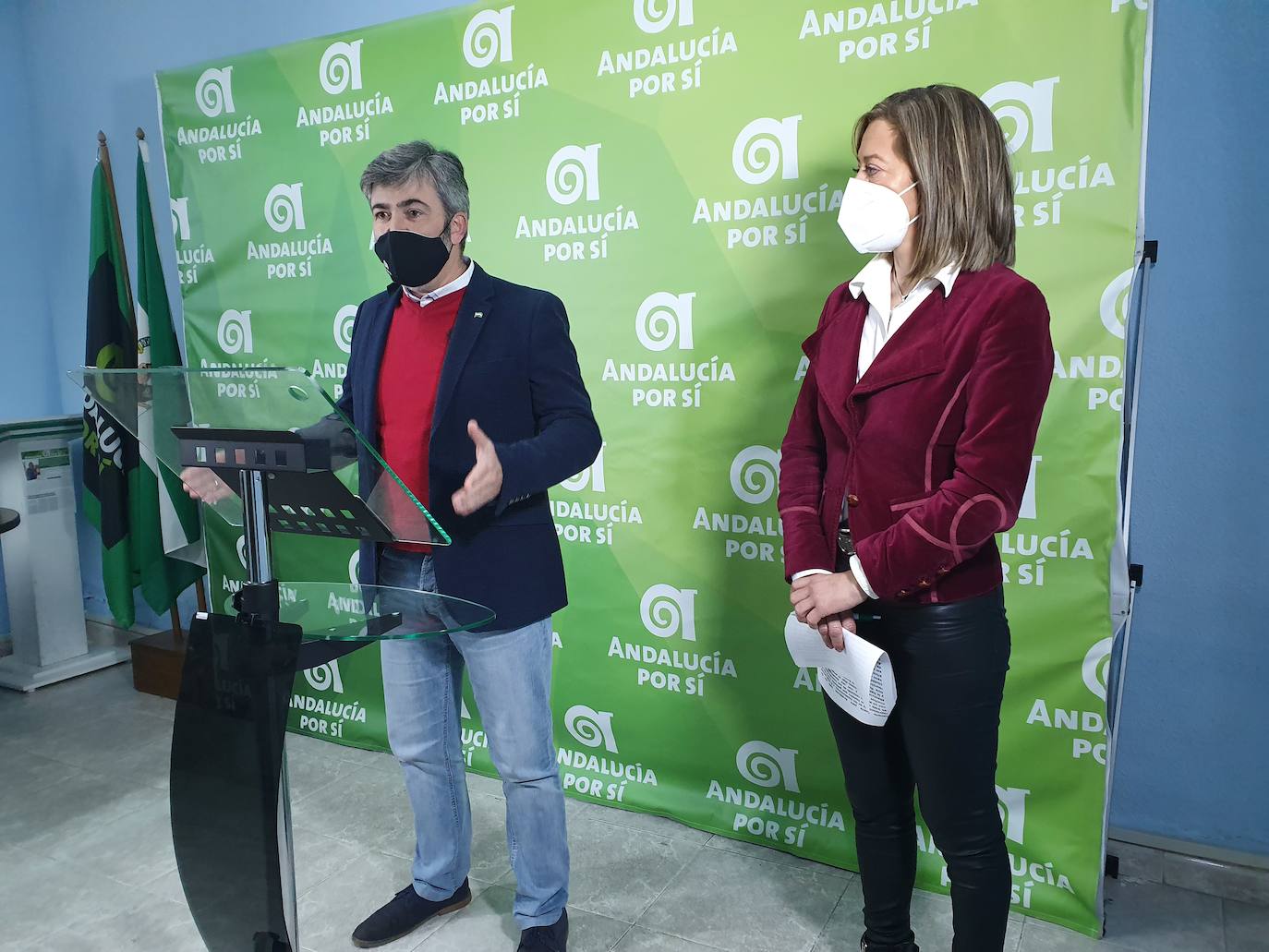 Modesto González y Encarna Camacho en la sede de partido. 