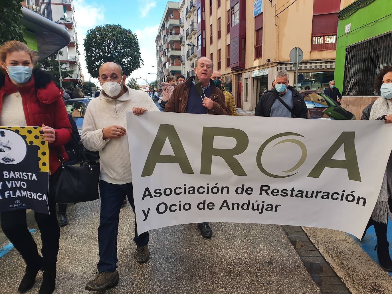 Inteegrantes de Aroa en la manifestación de apoyo al sector de la moda flamenca. el pasado día 12 de diciembre. 