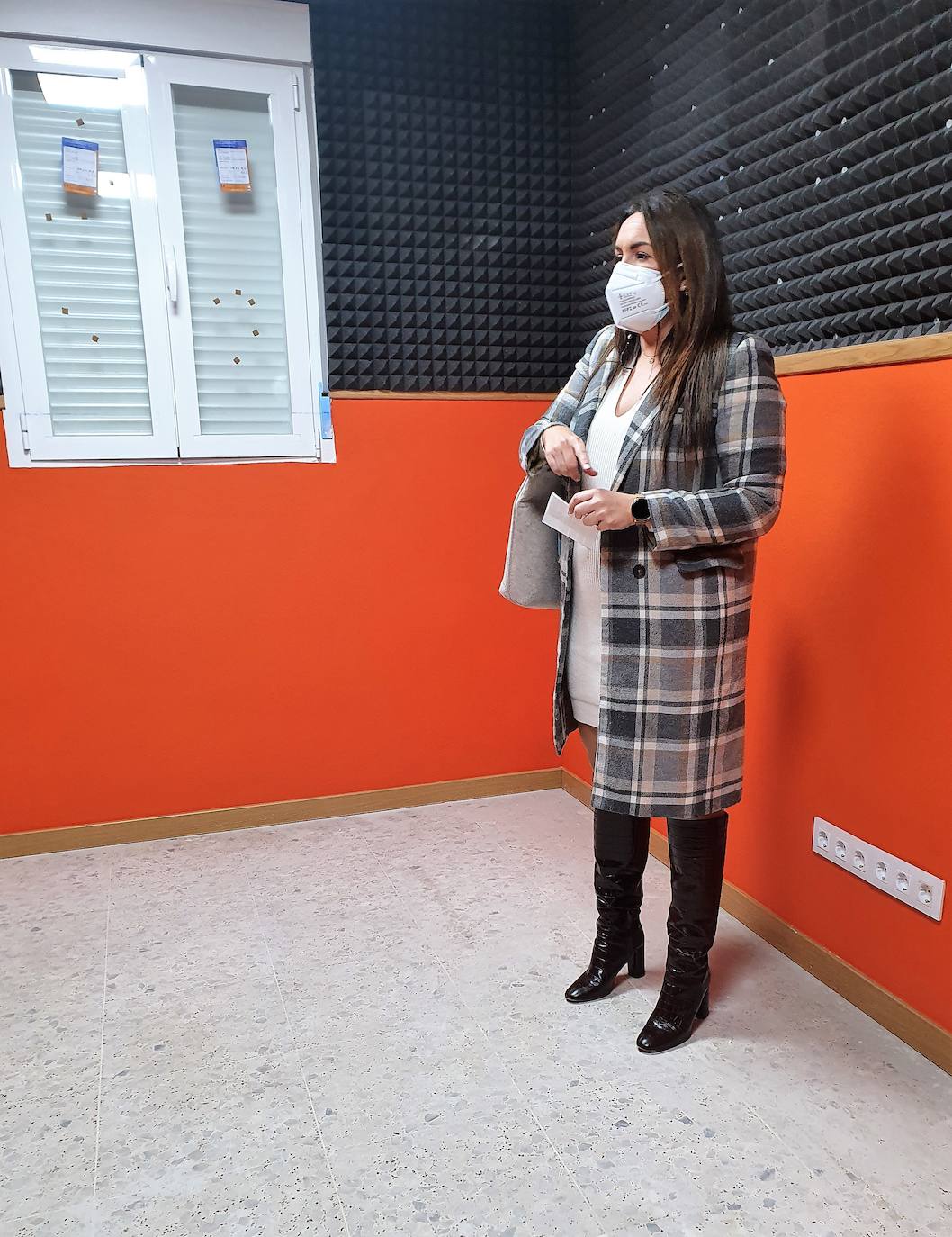 La concejala de Juventud inspecciona las instalaciones. 