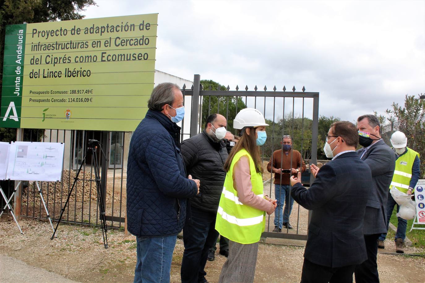 Paco Huertas y María José Lara conversan junto con el diputado Pedro Bruno y ediles de la Corporación en el lugar donde se están desarrollando las obras. 