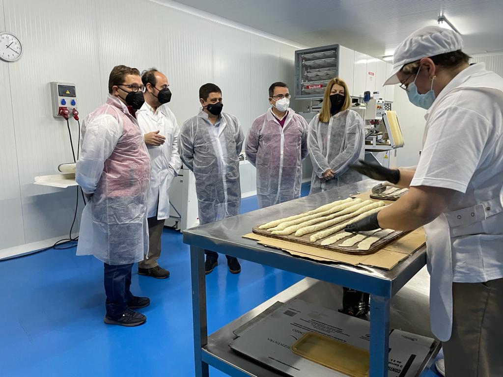 El presidente de la Diputación visita en Andújar la empresa Pan de Olivo, adherida a Degusta Jaén