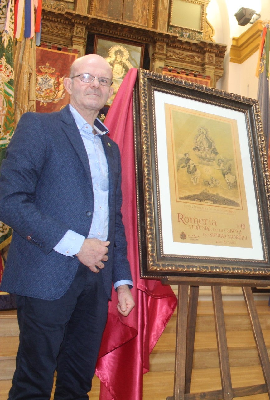 Antonio Rodríguez, con el cartel de Romería de 2019, que el aportó y que recoge la coronación de 1909. 