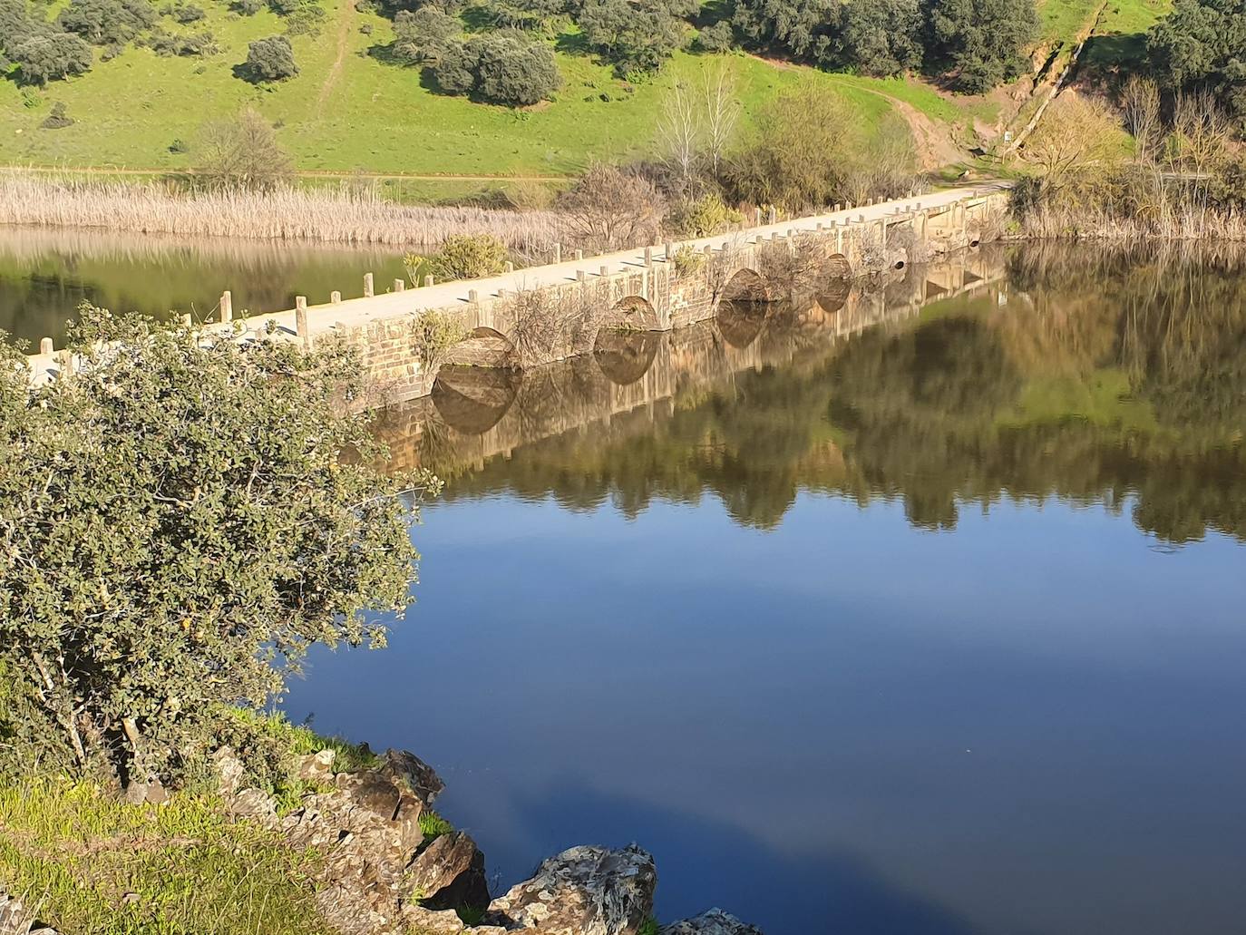 Puente del río Jándula en la zona del poblado de La Ropera donde se conectan la ribera y la sierra. 