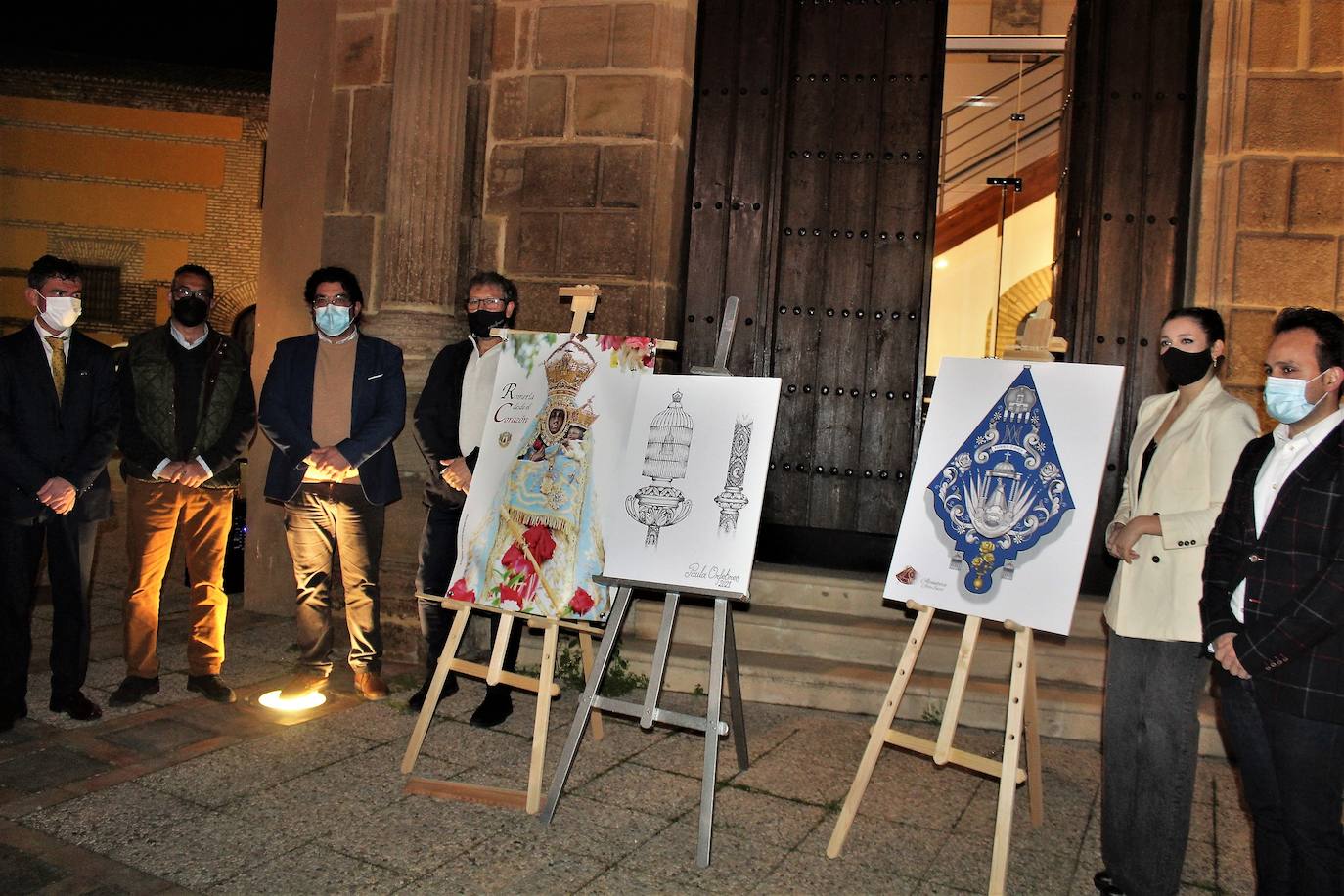 La asociación mariana de anderos presenta sus colgaduras, guión e insignia