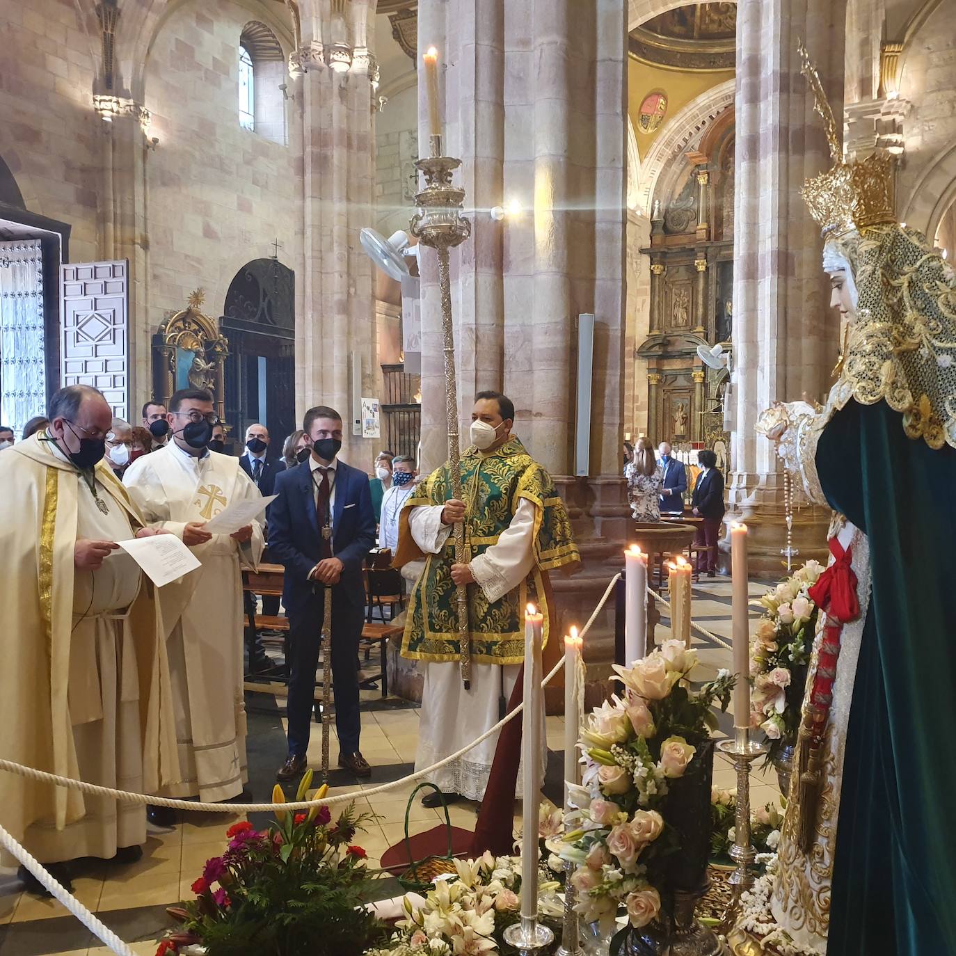 Rezo del Ángelus ante la imagten de la Esperanza, hoy al mediodía. 