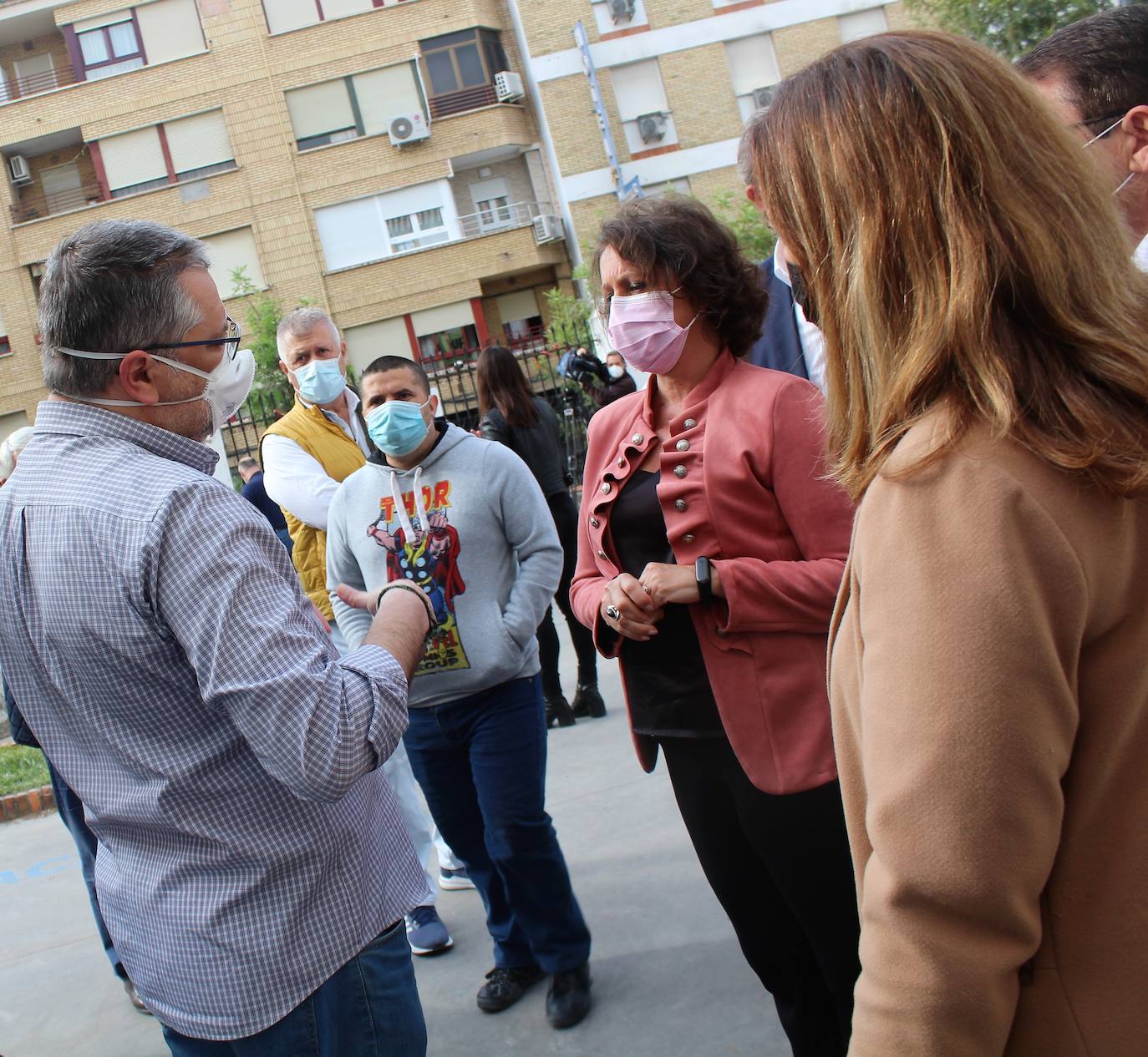 Integrantes de la plataforma charlan con la viceconsjera Catalina García, durante su visita ayer a las obras del Antiguo Hospital Municipal. 