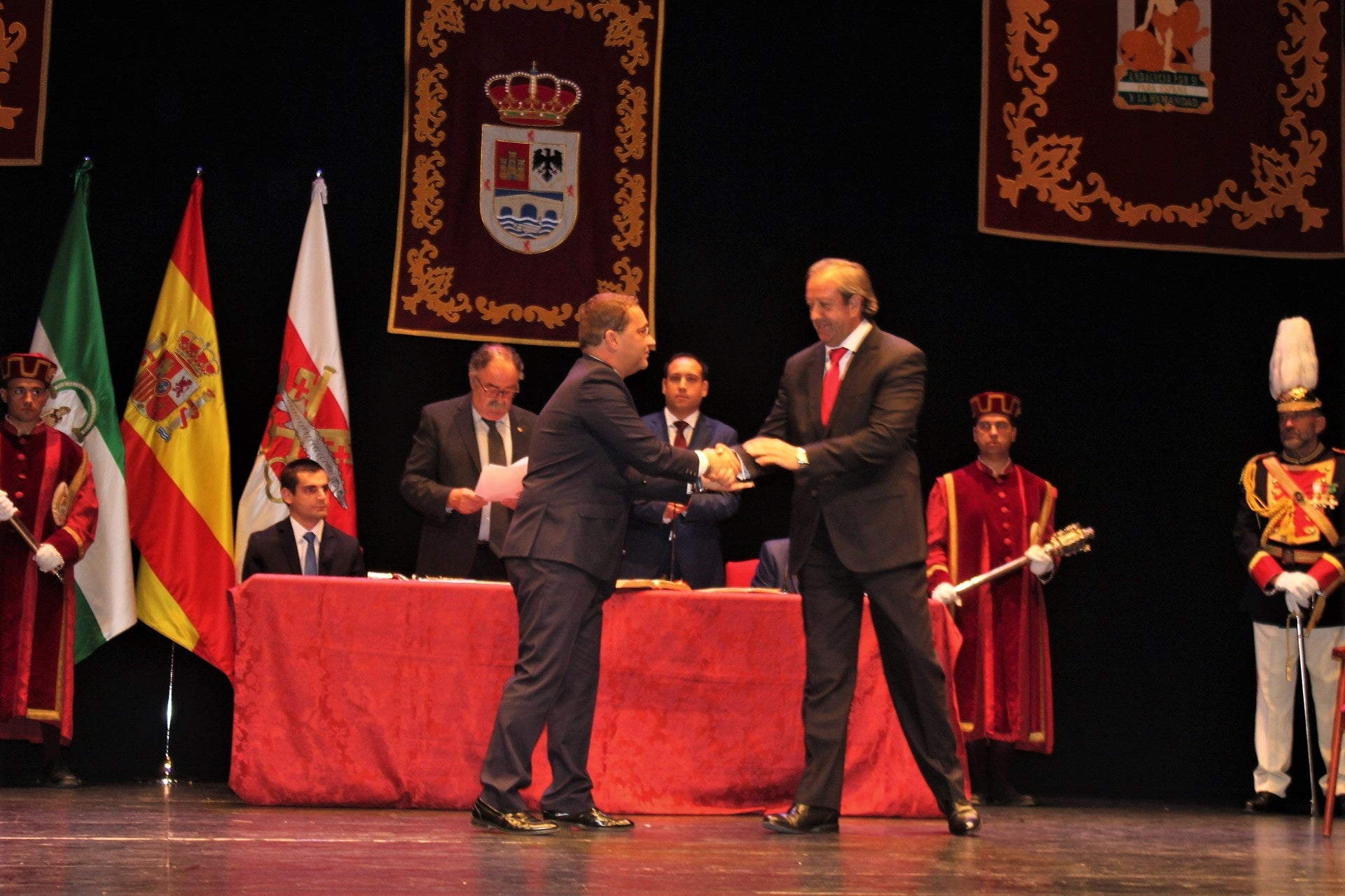 Carmona felicita a Huertas en junio de 2019 cuando tomó posesión como alcalde. 