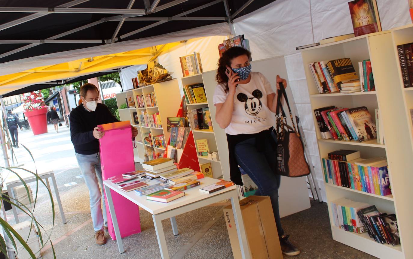 Libreros de la ciudad preparan la muestra. 