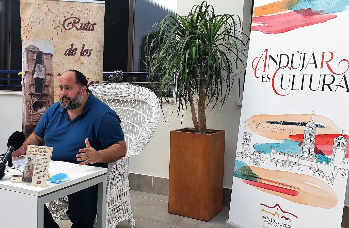 Juan Francisco Cazalilla durante la presentación. en el patio de la Casa Municipal de Cultura. 