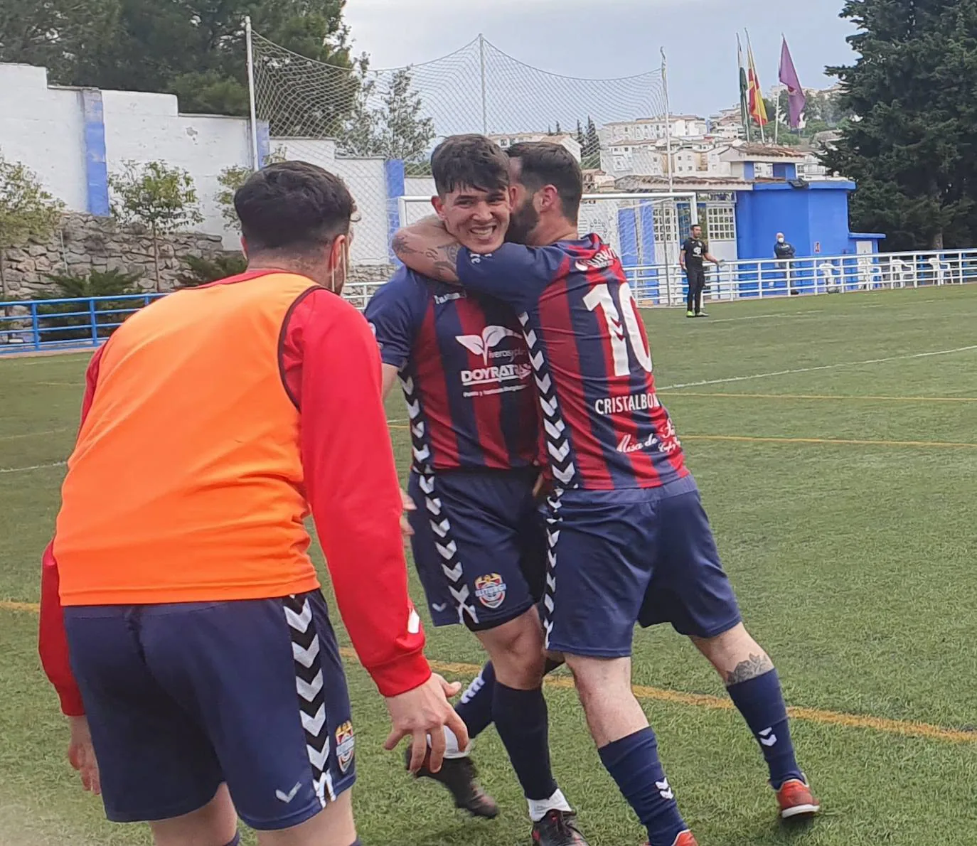 Iván Águila abraza efusivamente a Javi Blanco tras la consecución del gol en presencia de Segado. 