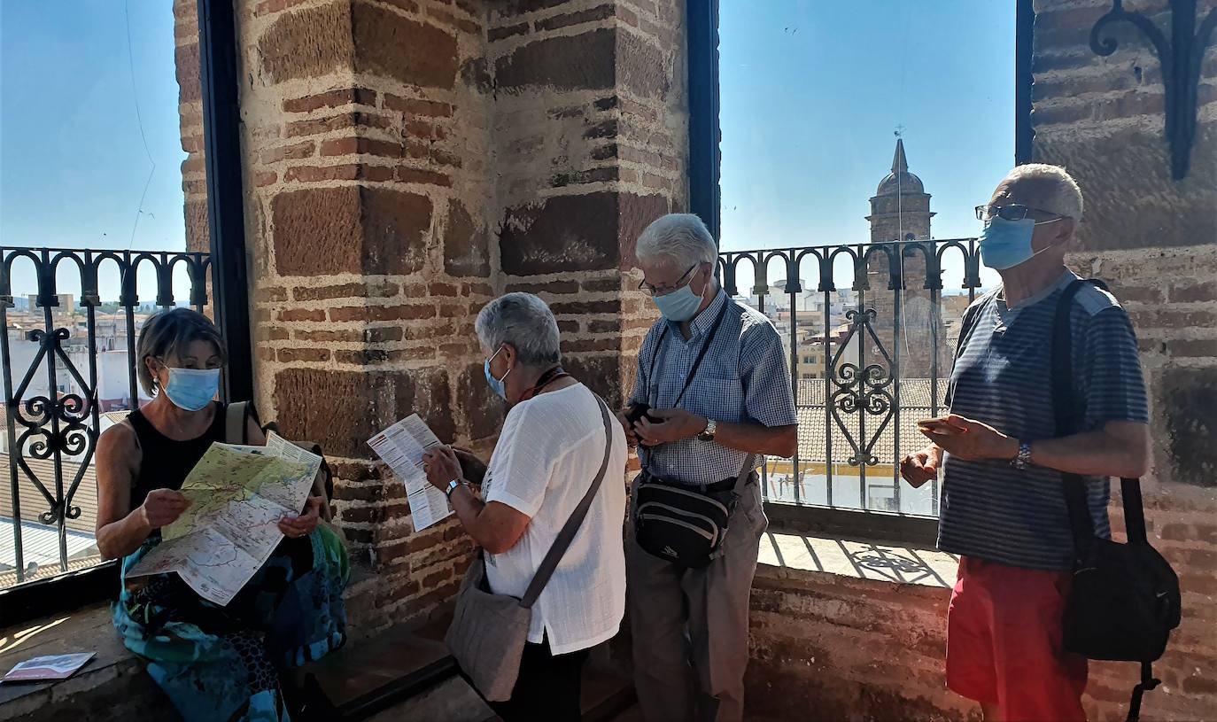 Turistas ayer en la Torres del Reloj de Andújar. 