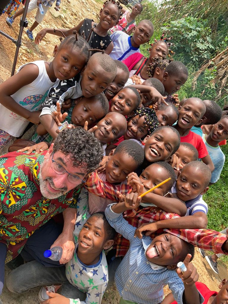 Benito Martínez, con niños de la zona. 