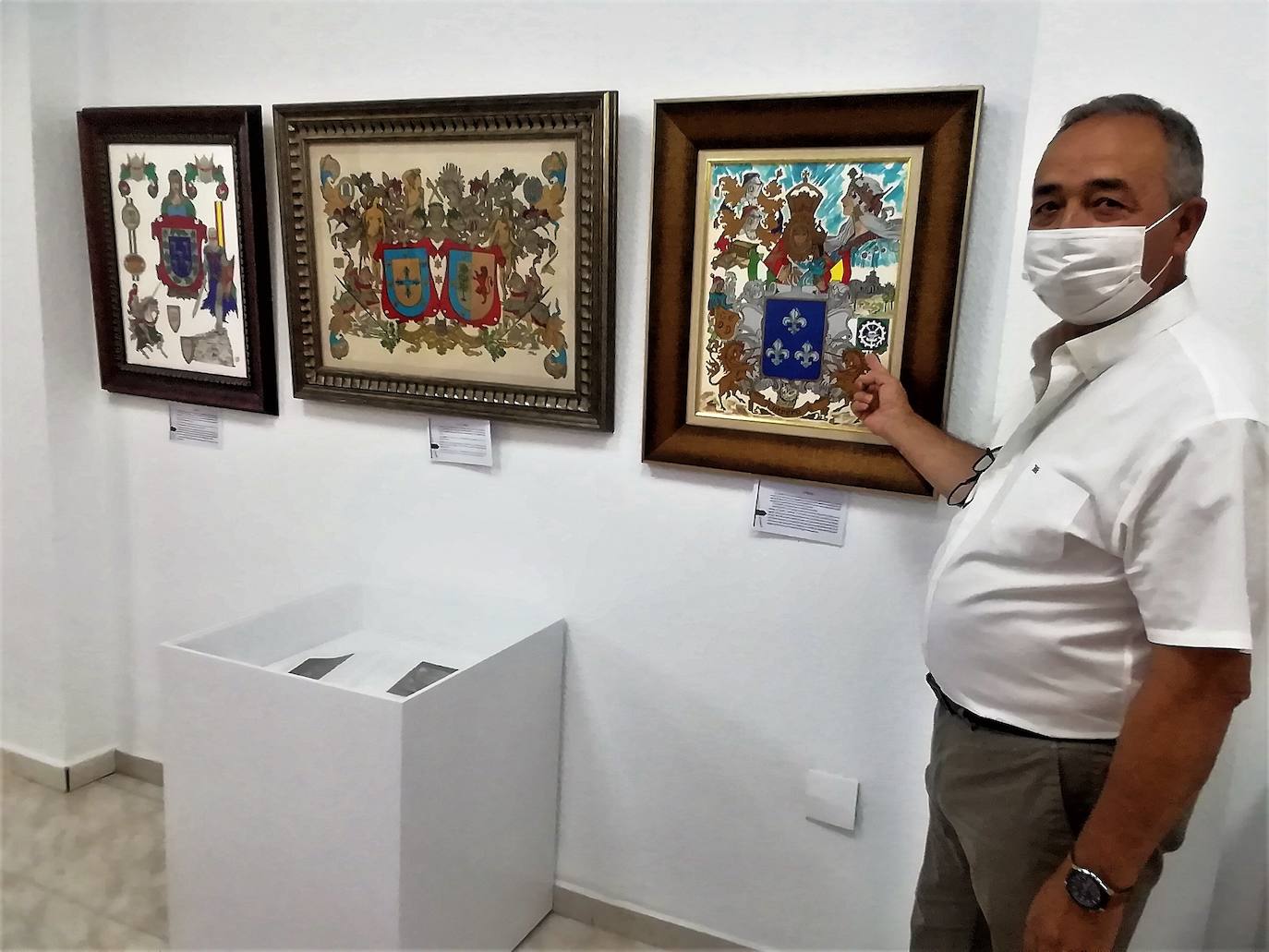 José Luis Rivas enseña y explica varias de sus creaciones heráldicas.. 