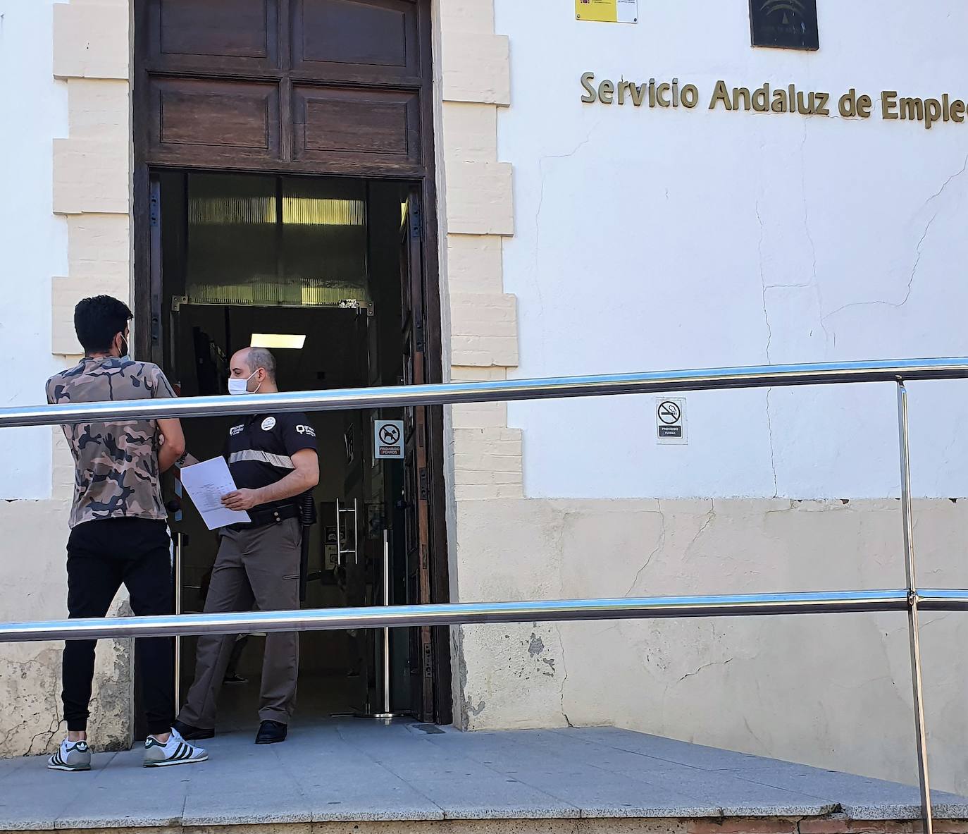 Puertas del Servicio Andaluz de Empleo de Andújar, ayer miércoles. 