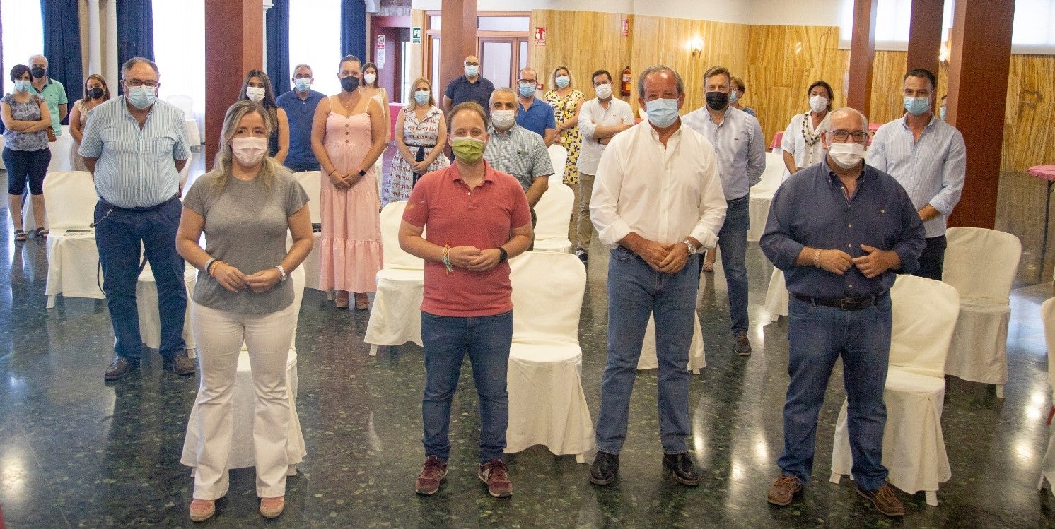 Elena González, Erik Domínguez, Paco Carmona y Jesús Estrella, con militantes y concejales de Andújar y de la comarca. 