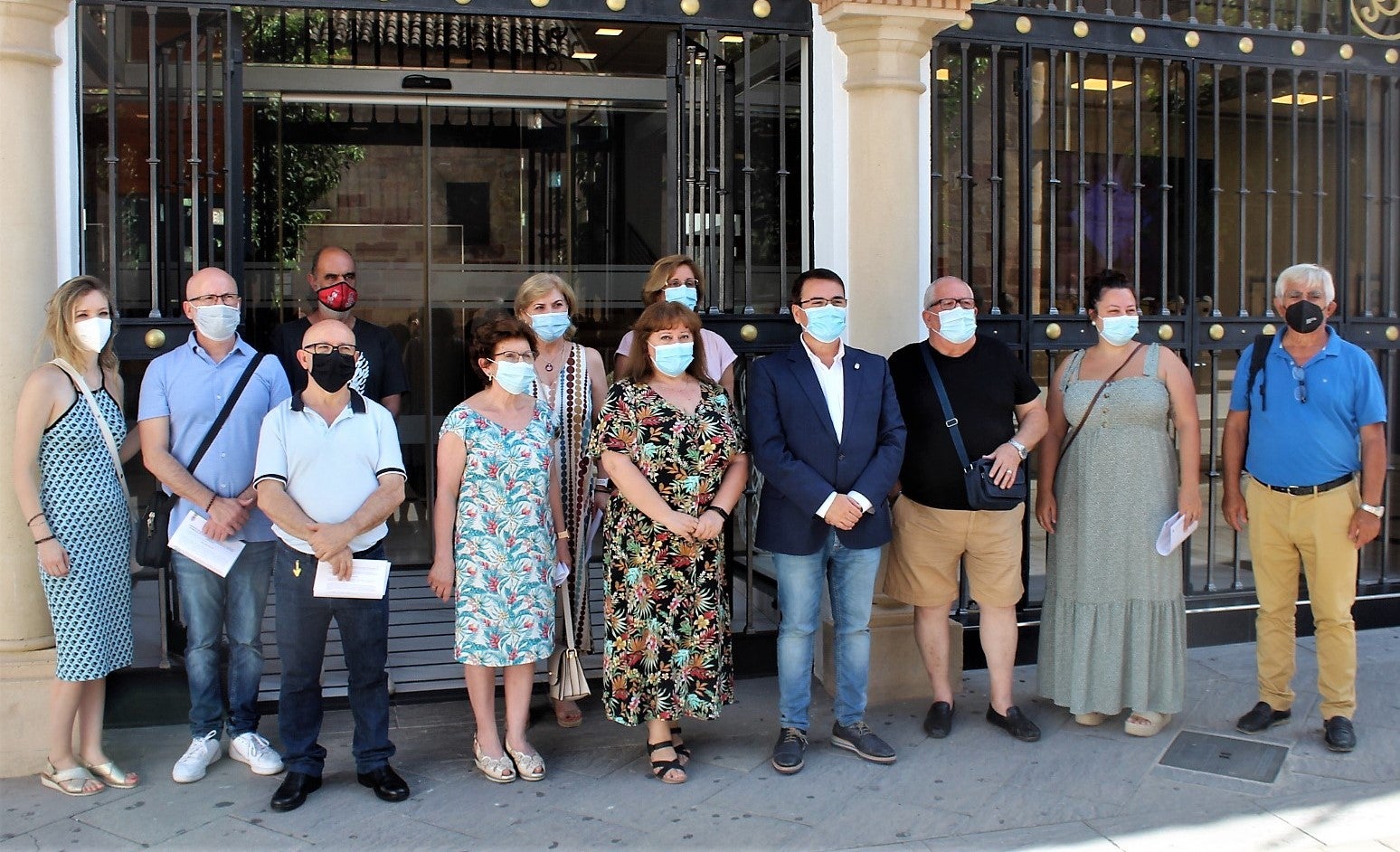 El alcalde y la edil con los representantes de los colectivos en la puerta de la Casa de la Cultura. 