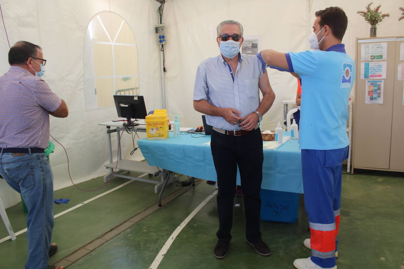 VACUNACIÓN DE PROFESIONALES DEL CENTRO DE SALUID POLÍGONO PUERTA DE MADRID EN EL PABELLÓN FERIAL. 