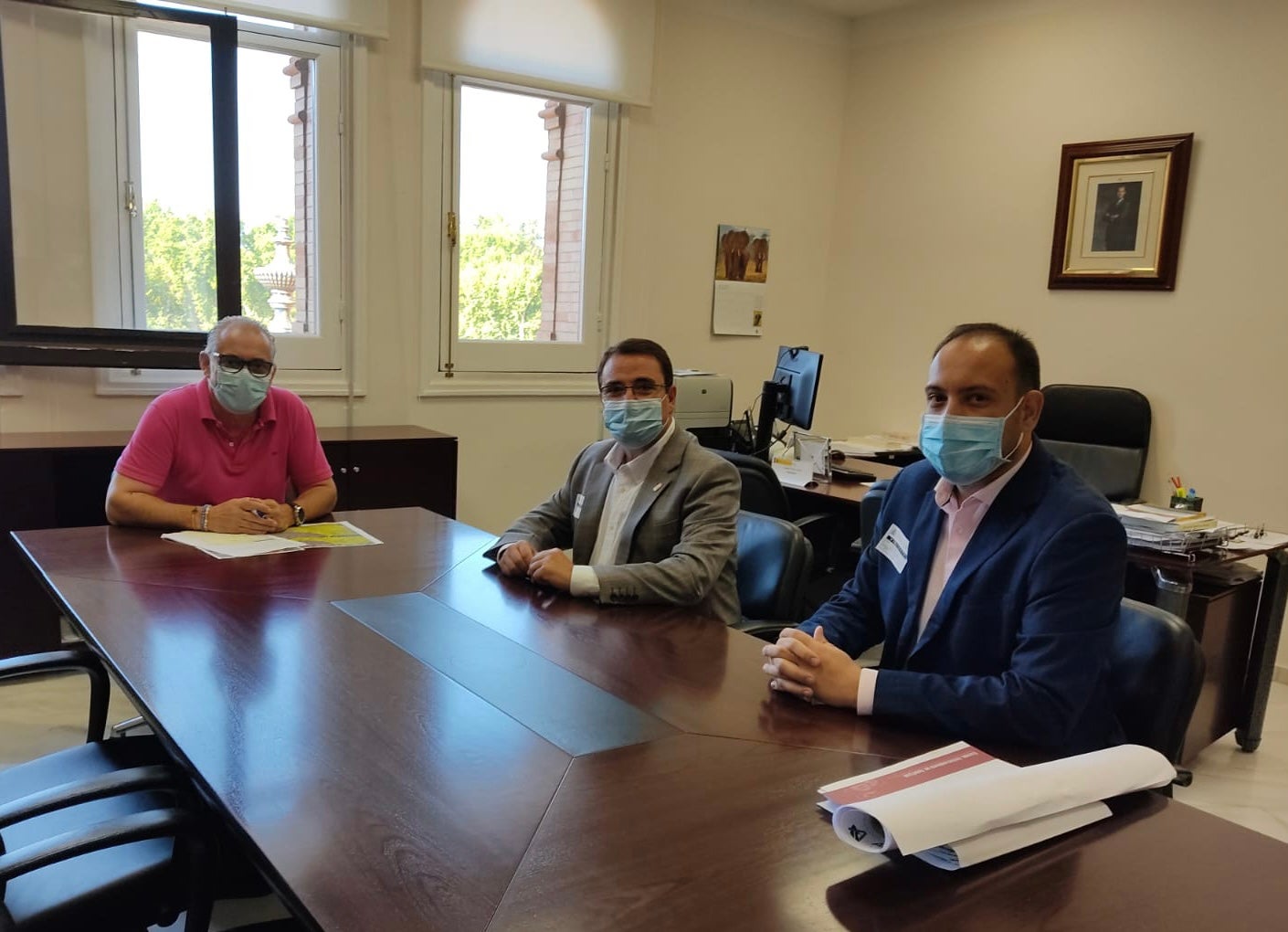Joaquín Páez Landa, Pedro Luis Rodríguez y el edil José Antonio Oria en la sede de la CGH en Sevilla. 