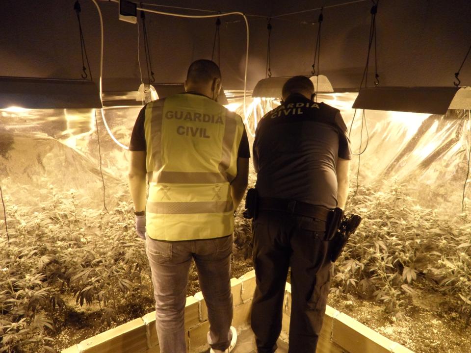 La Guardia Civil, ha detenido a una personae investiga a otra, como presuntos autores de Delitos Contra la Salud Pública
