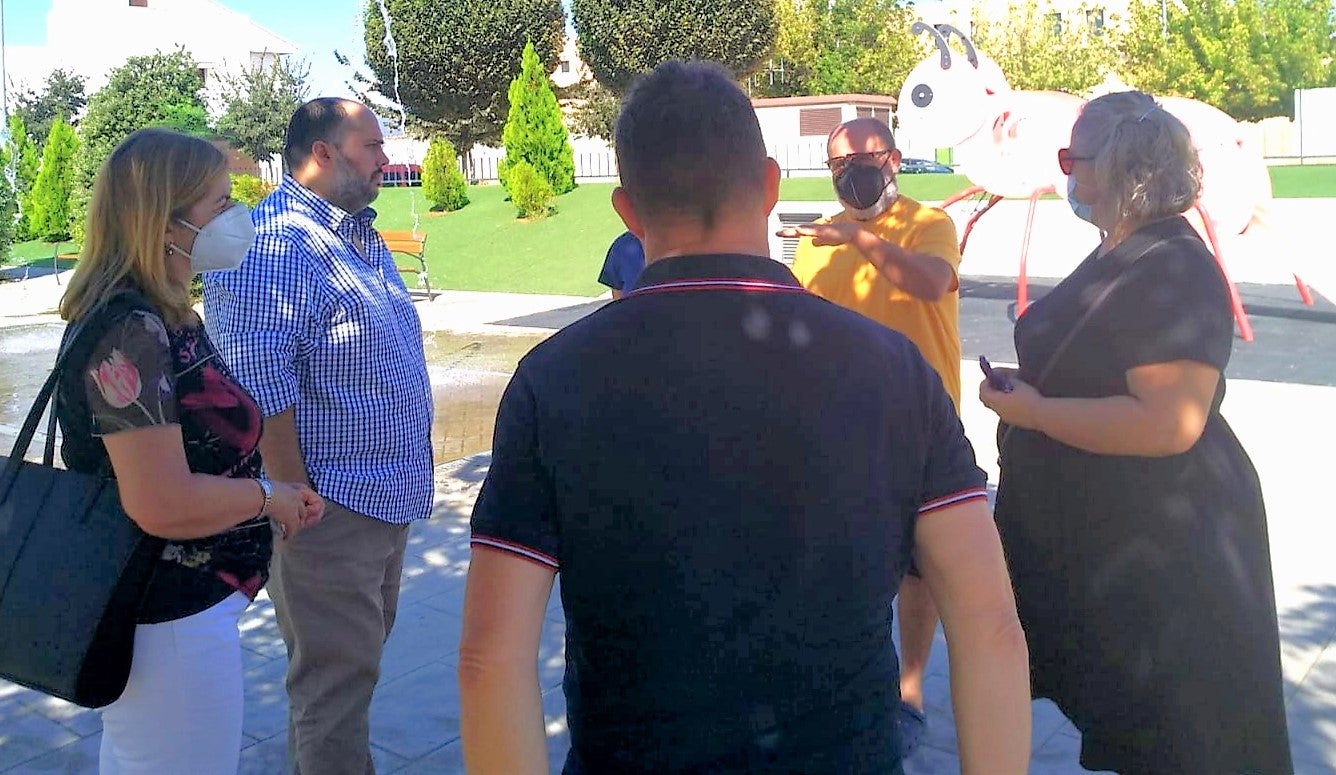 Josefa Lucas y Juan Francisco Cazalilla en su encuentro con los vecinos. 