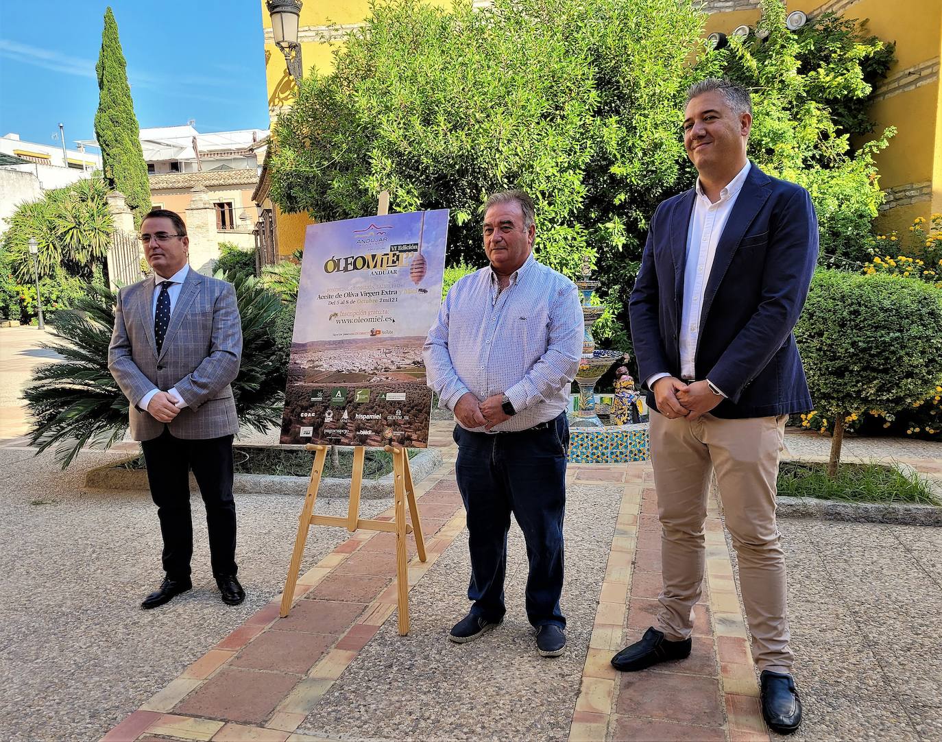 Pedro Luis Rodríguez, Juan Muñoz y Rafael Francisco Díez posan con el cartel en Don Gome. 