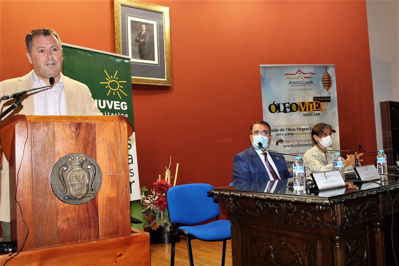 Pedro Bruno se dirige al público en presencia del alcalde y la delegada. 