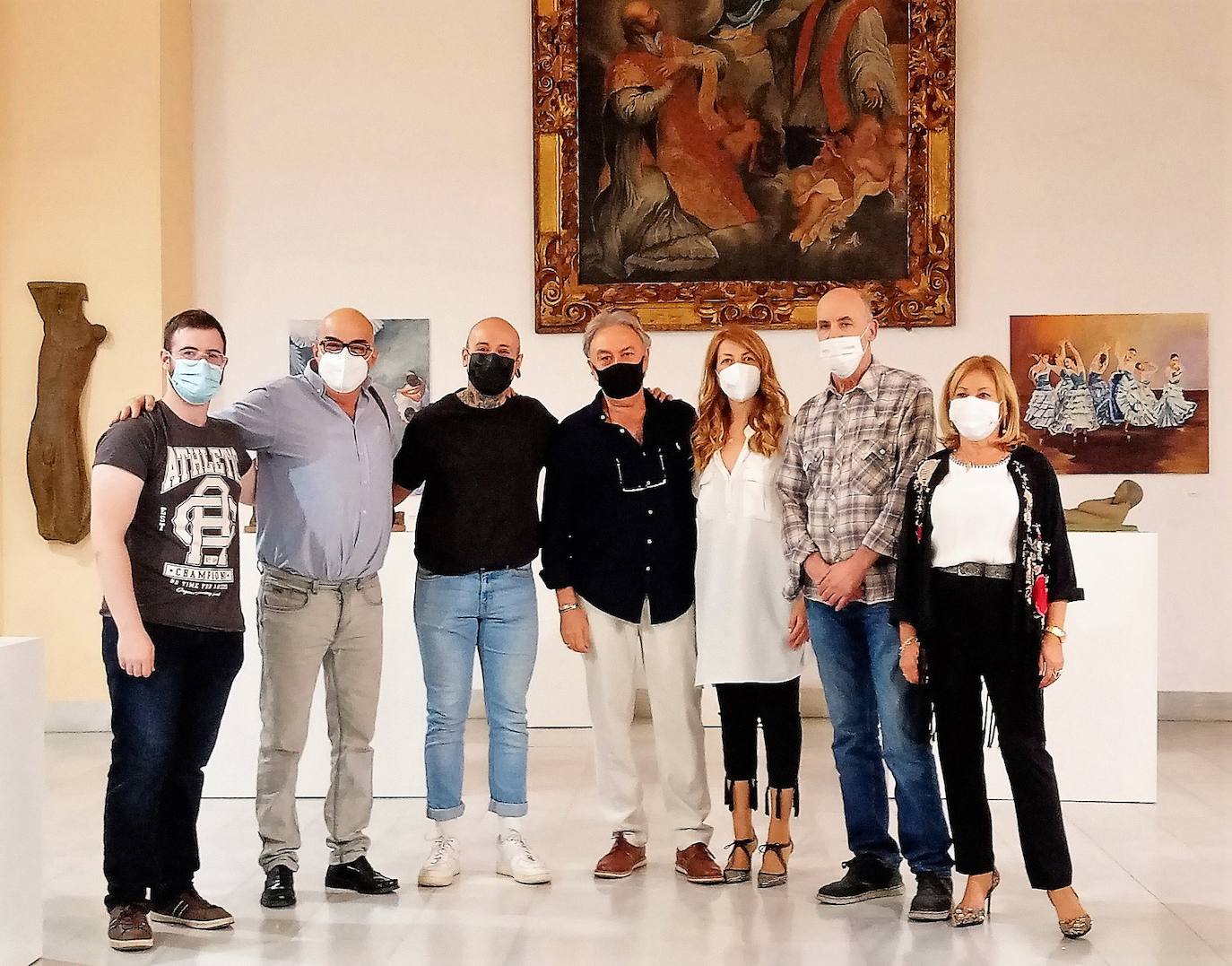 Alma Cámara con artisas participantes. 