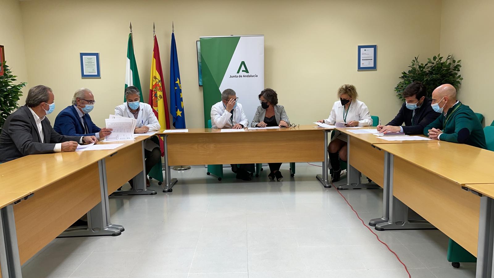 Catalina García conversa con el gerente del hospital, Pedro Manuel Castro. 