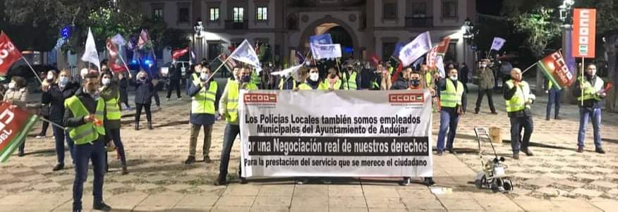 Concentración de la Policía Local el pasado jueves durante la celebración del pleno. 