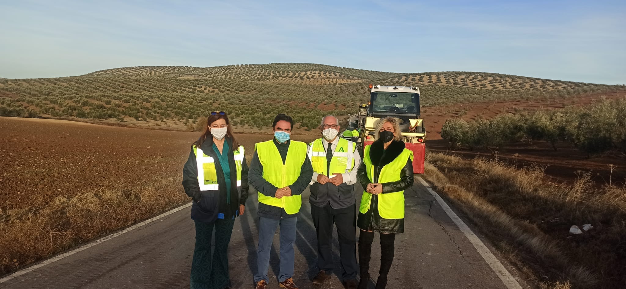 La Consejería de Fomento repara un hundimiento en la calzada y refuerza el firme en la A-305 en Porcuna