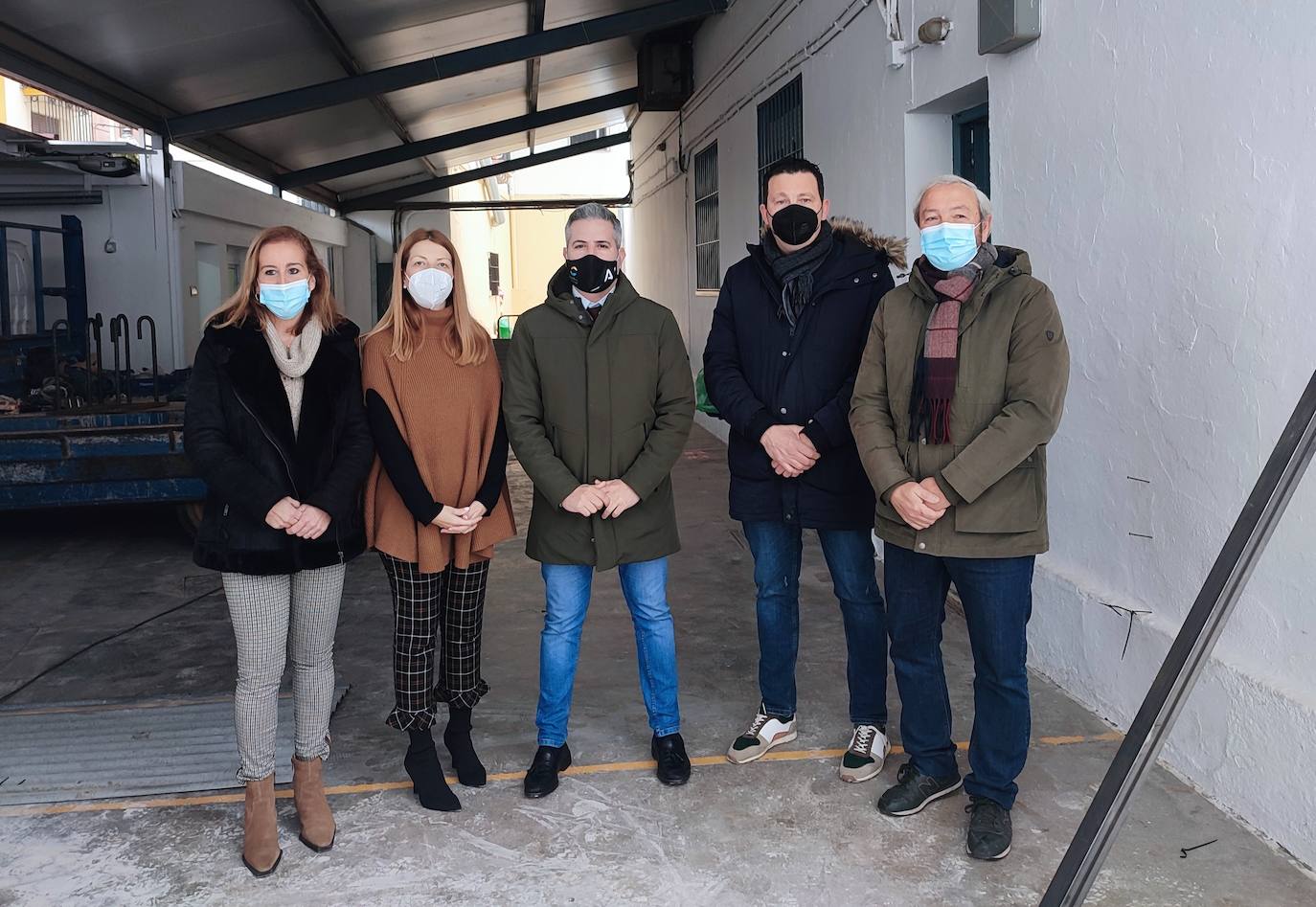 Antonio Sutil con miembros de la Corporación Municipal y del equipo directivo del centro. 