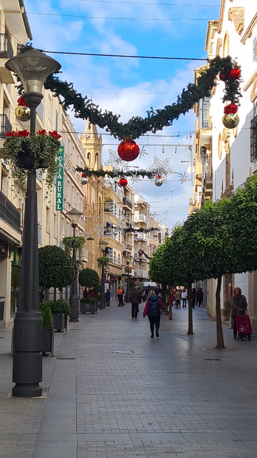 Ambiente navideño en la calle Ollerías. 