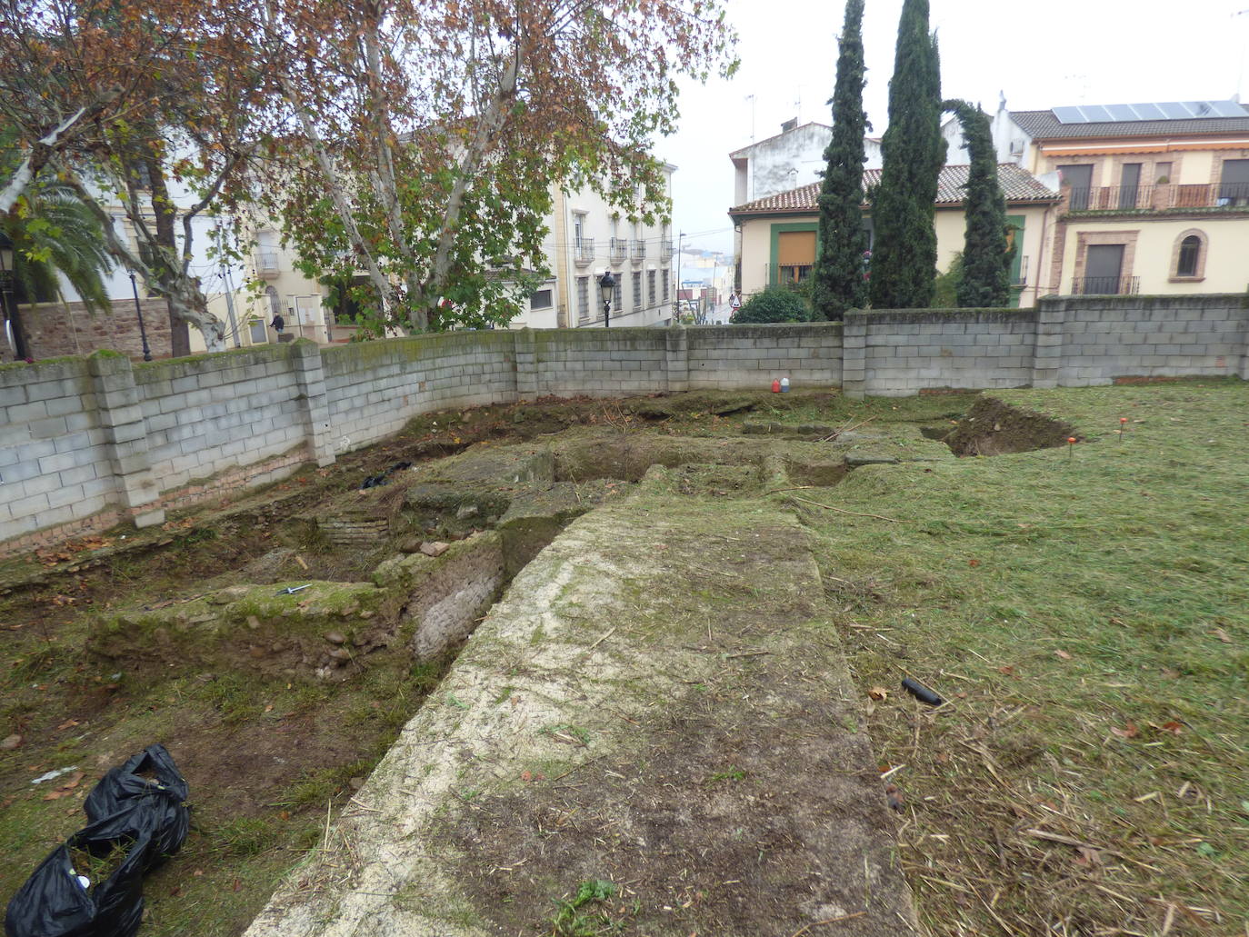 La Consejería de Cultura desbroza el solar del Altozano Deán Pérez de Vargas de Andújar donde proyecta una intervención arqueológica