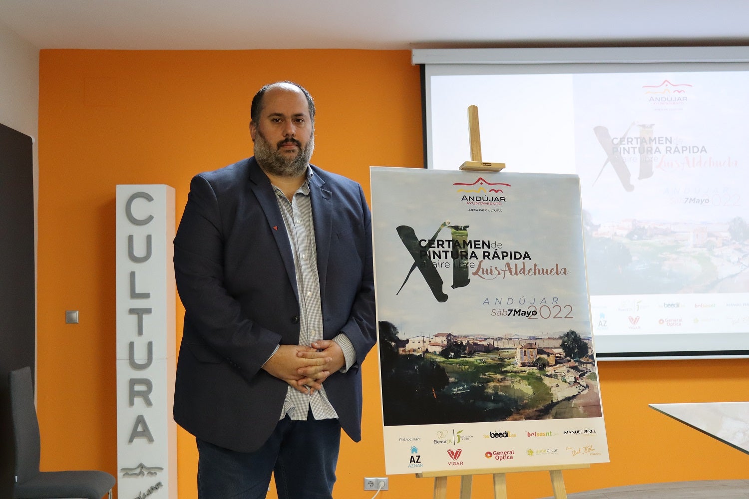 JUAN FRANCISCO CAZALILLA POSA CON EL CARTEL. 