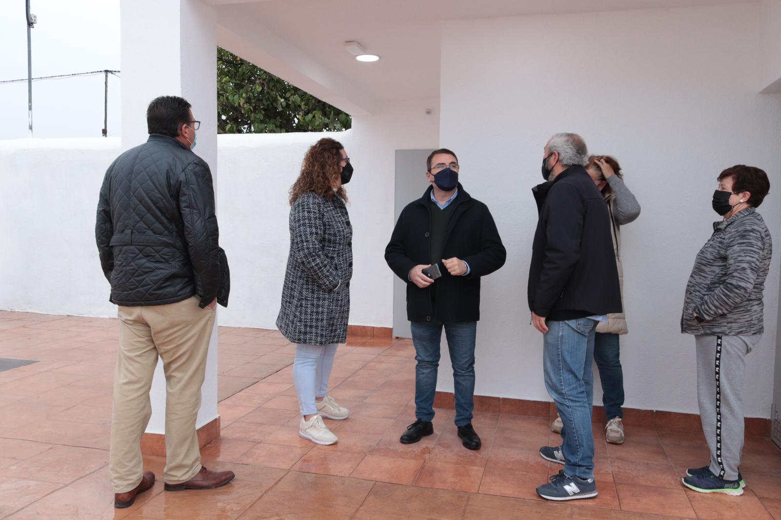 El alcalde, durante su visita a la obra. 
