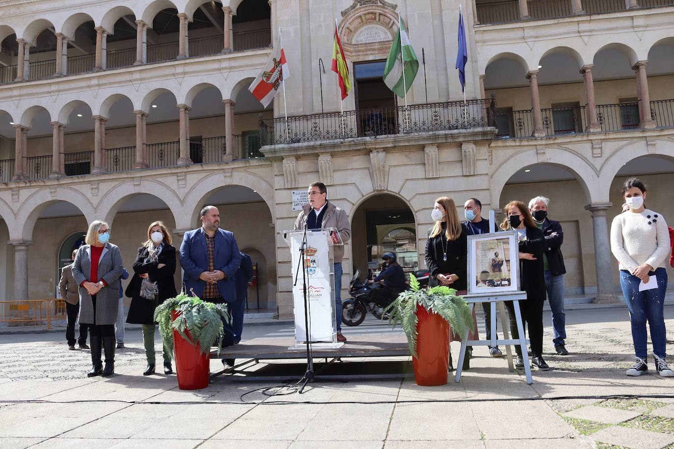 El alcaldel, durante la lectura del manifiesto. 