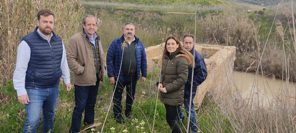 María José Lara con representantes del Ayuntamiento y la Diputación en su visita al municipio. 