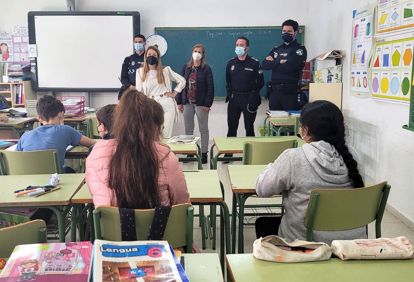 Cámara y Lucas con miembros de la Policía Local en el colegio.. 