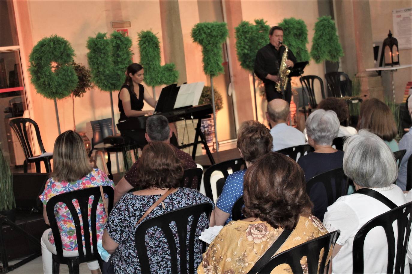 Concierto del duo de Saxofón y Piano 'Zir en el patio del Ayuntamiento. 