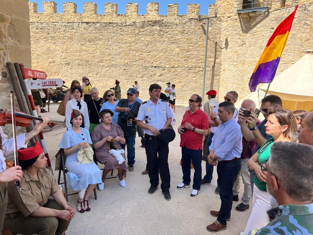 El presidente de la Diputación asiste a la V Recreación Histórica de la Batalla de Lopera