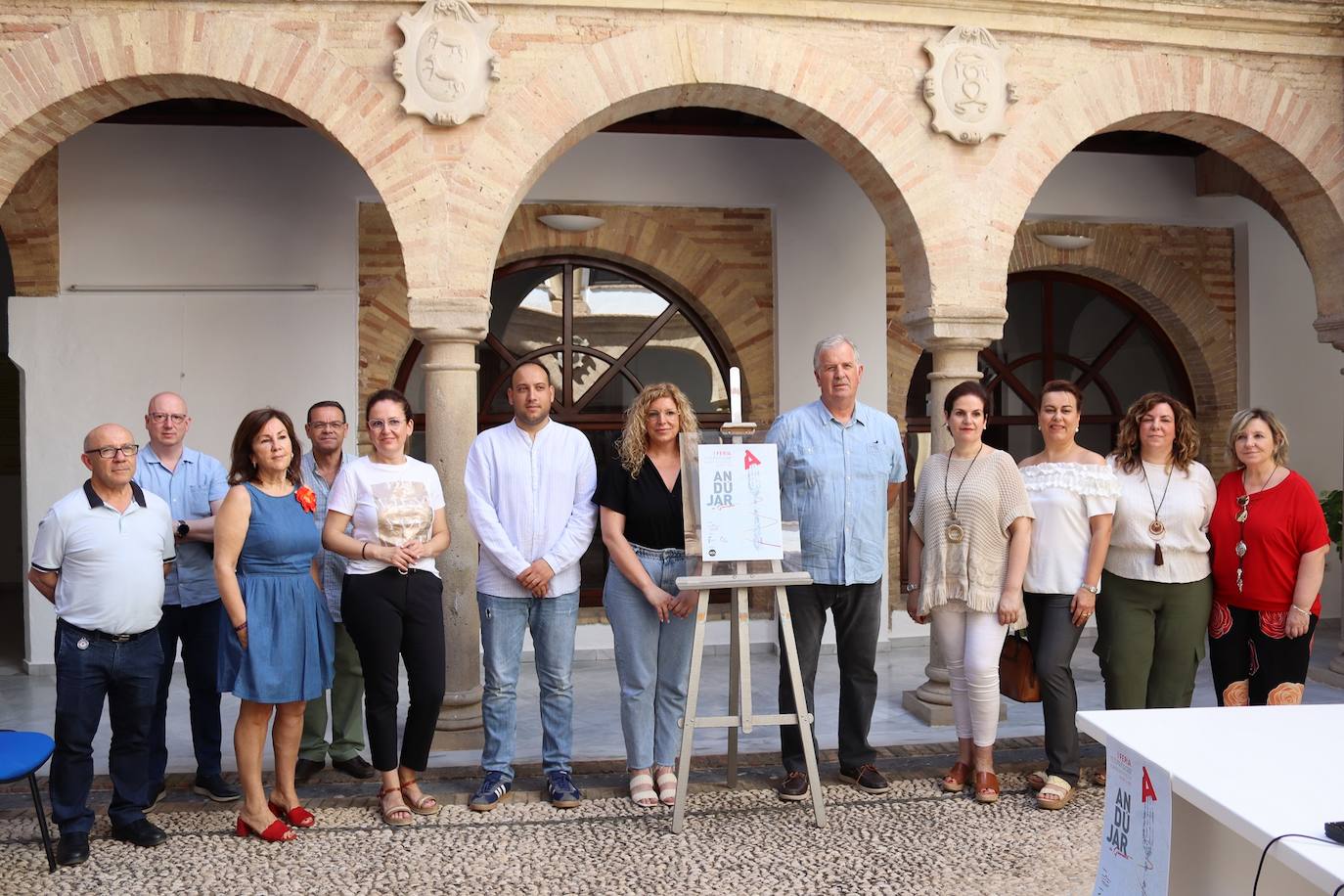 xpositores participantes junto con los responsables de la iniciativa en la presentación. 